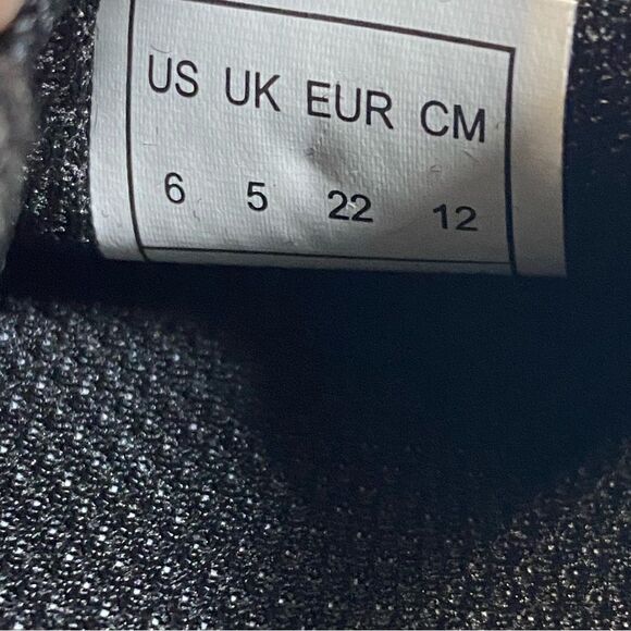 NWOB Skywheel Unisex Toddler Gray Animal Print Slip On Flats - Size 6 - Picture 4 of 9